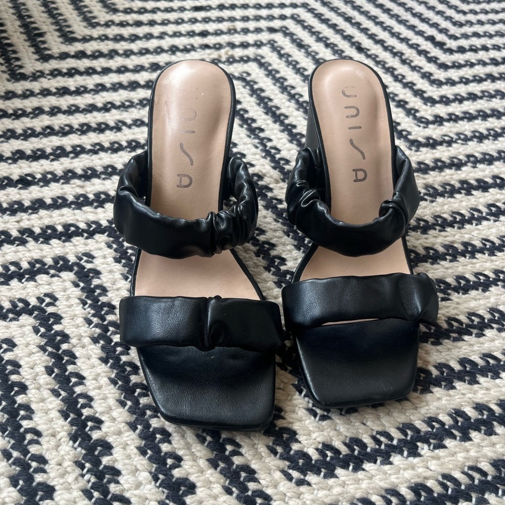 Unisa Black Slide Sandals with Modern Design